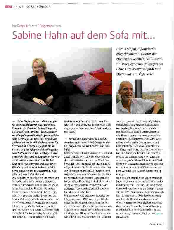 Vorschauseite 1: Sabine Hahn auf dem Sofa mit...