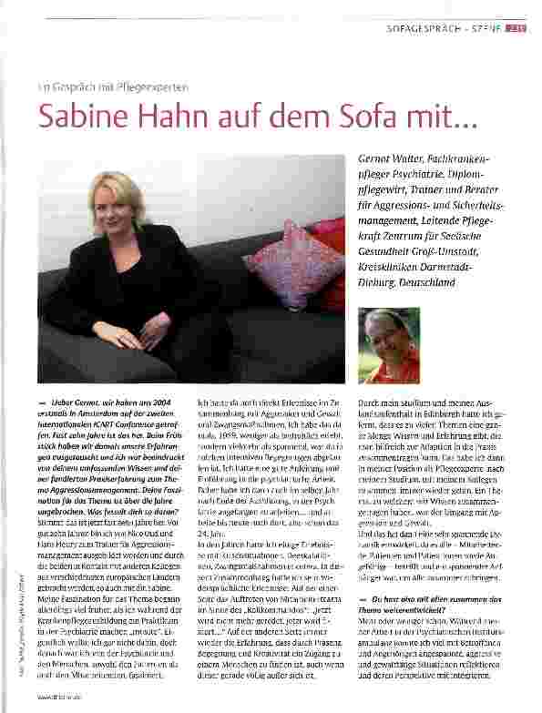 Vorschauseite 1: Sabine Hahn auf dem Sofa mit...