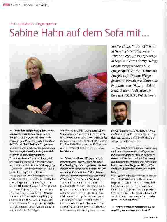 Vorschauseite 1: Sabine Hahn auf dem Sofa mit. ..