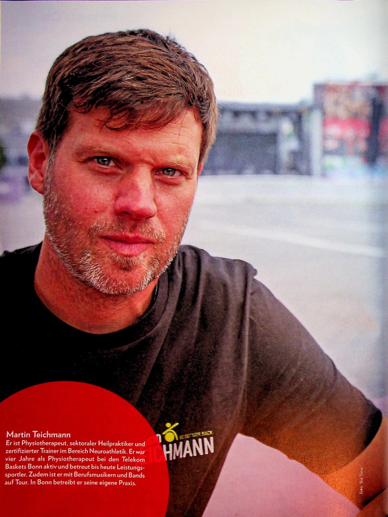 Vorschauseite 1: Bandscheiben backstage: Martin Teichmann trifft bei den Rockstars den richtigen Ton