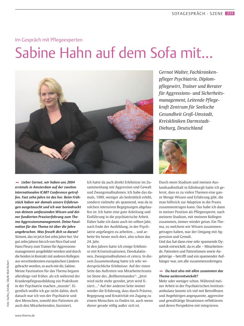 Vorschauseite 1: Sabine Hahn auf dem Sofa mit…