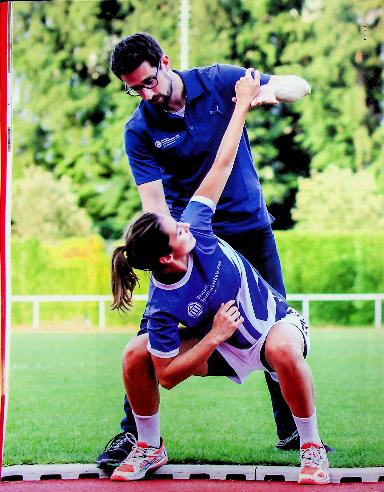 Vorschauseite 1: Optimal wäre ein Trainer, der auch Physio kann. Studierende können einen Mehrwert für Unternehmen bieten.